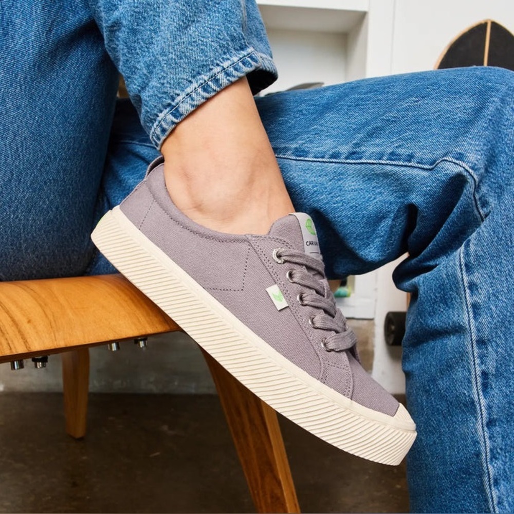 Cariuma OCA Low Canvas Sneakers in Grey, women’s 
8